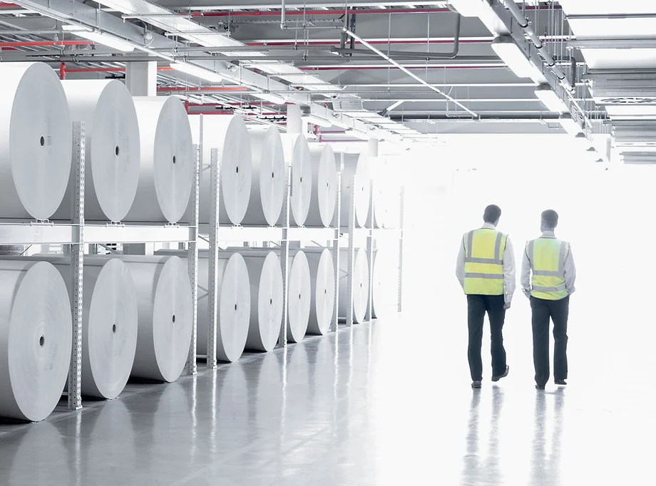 Chao de fabrica com Dois trabalhadores